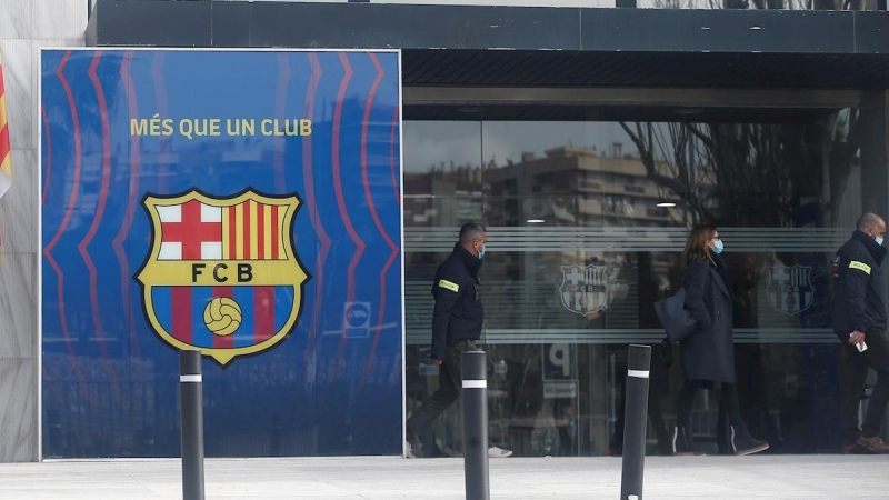 Agentes del Área Central de Delitos Económicos de los Mossos d'Esquadra en las oficinas del FC Barcelona en el Camp Nou.
