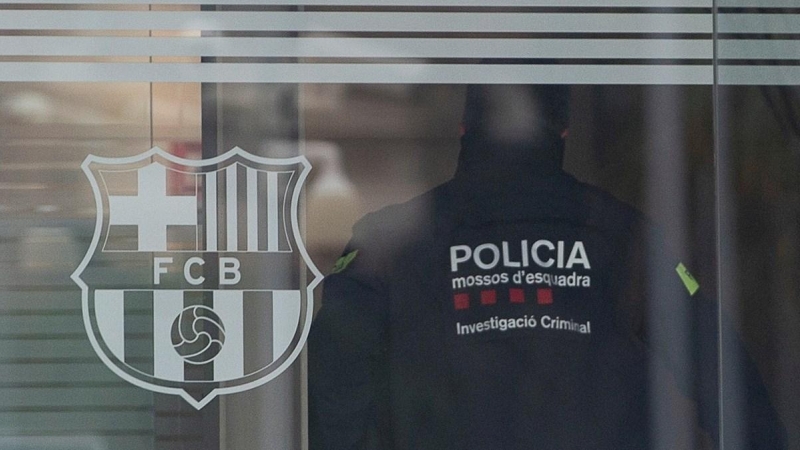 Un agente del Área Central de Delitos Económicos de los Mossos d'Esquadra durante el registro de las oficinas del Fútbol Club Barcelona.
