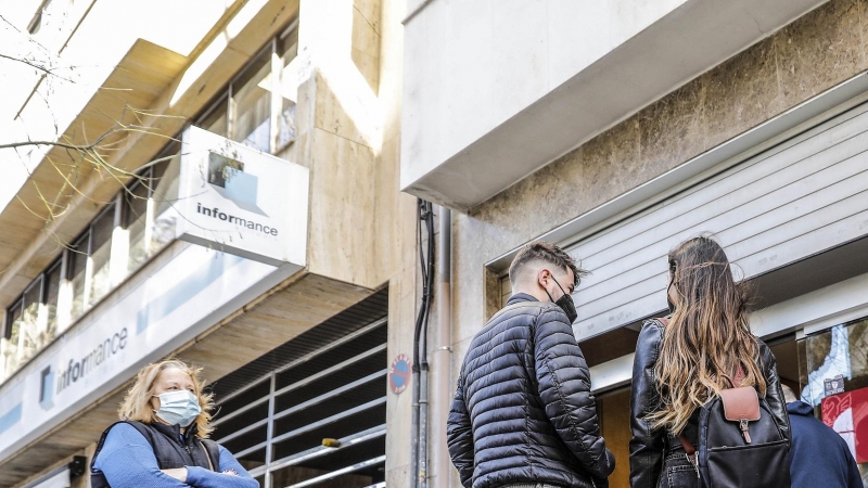 Varias personas con cita previa esperan para entrar en una oficina del SEPE (antiguo INEM), en Valencia, Comunidad Valenciana (España), a 12 de febrero de 2021.