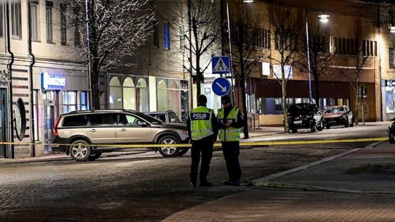 La policía asegura la escena en la que un hombre atacó a varias personas en el centro de Vetlanda, Suecia, el 3 de marzo de 2021.