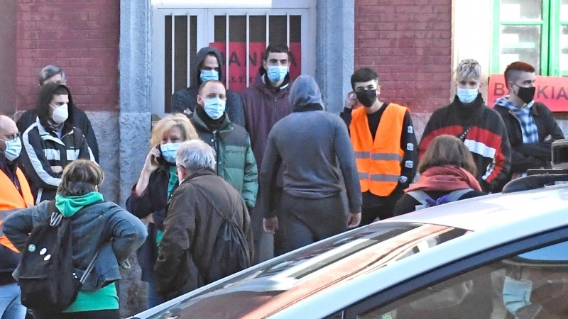 Un grupo de personas se concentra en Segovia para impedir que agentes de la Policía Nacional y Local efectúen un desahucio. Foto de archivo.