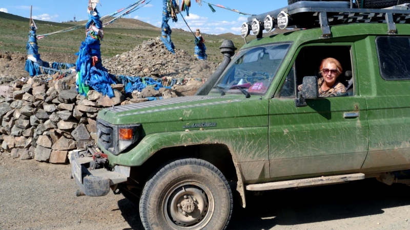 Rosa María Calaf, dentro de un coche, durante una cobertura informativa en Mongolia en 2013.