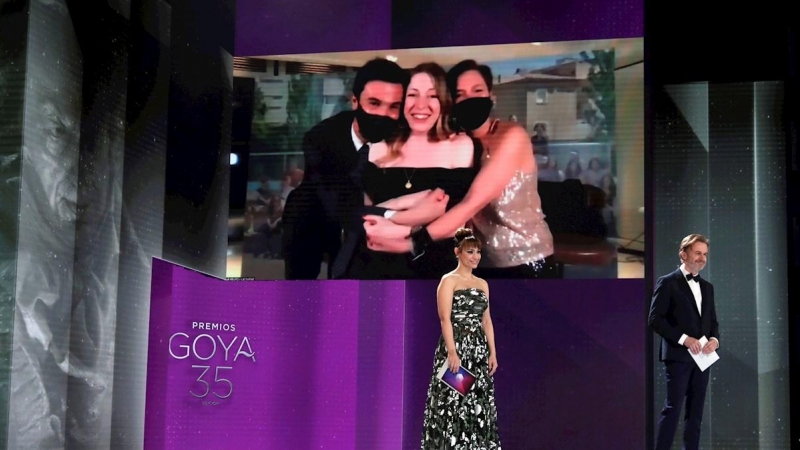 La directora Pilar Palomero (en la pantalla-c) recibe el Goya al Mejor Guión Original por 'Las Niñas', en la gala de la 35 edición de los Premios Goya celebrada este sábado 6 de marzo de 2021.