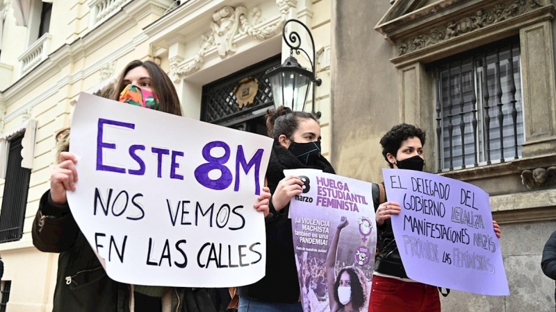 04/03/2021. Imagen recurso del Sindicato de Estudiantes Libres y Combativas criticando la decisión del delegado del Gobierno, en Madrid. - EFE