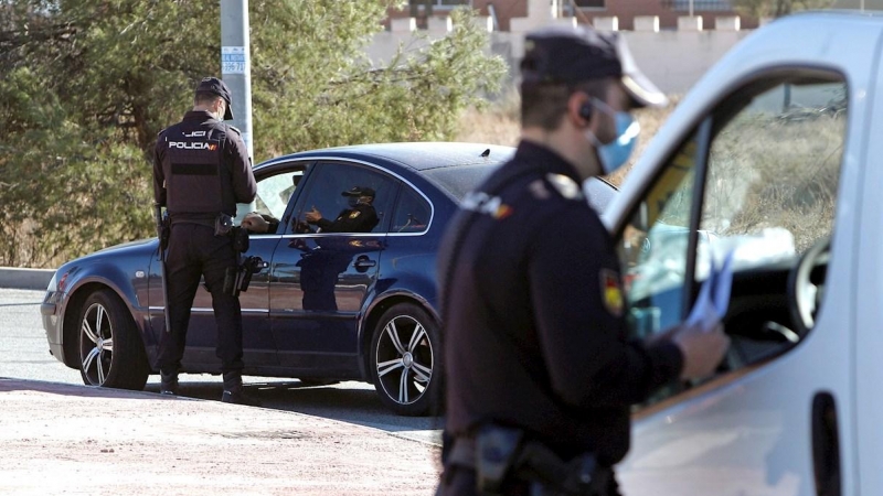Agentes de la Policía Local de Alicante durante un control, en una imagen de archivo.