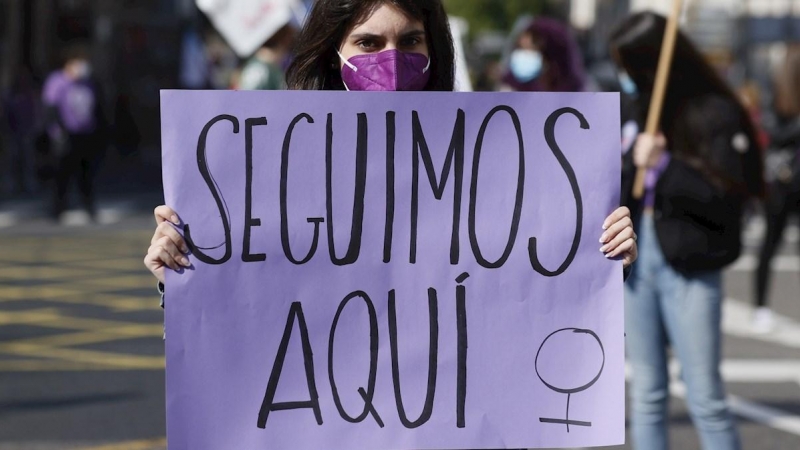 Una activista participa junto a centenares de mujeres en una marcha por el Día Internacional de la Mujer este lunes en Santiago de Compostela.