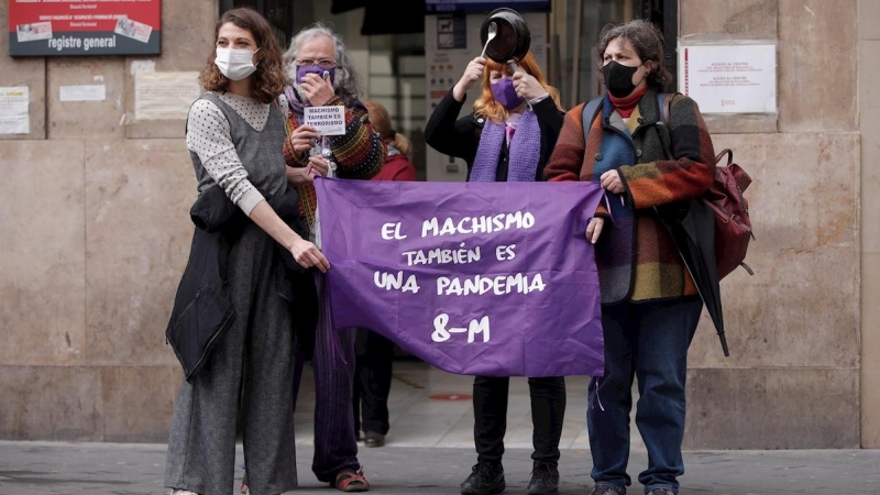 Integrantes de la Asamblea Feminista de Valencia se concentran ante la consellería de Políticas Inclusivas con motivo del Día de la Mujer pidiendo cuidados públicos y de calidad.