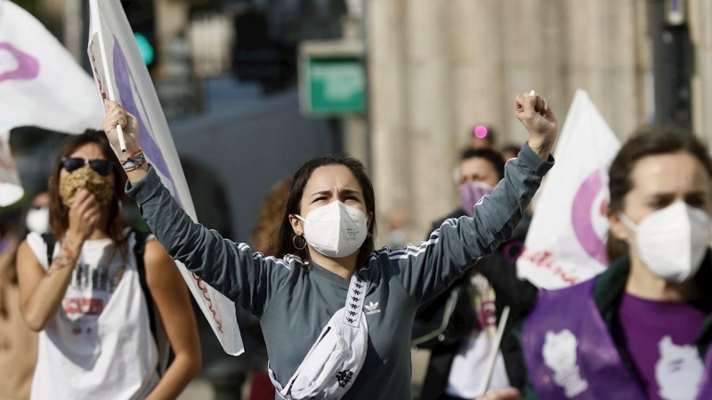 Centenares de mujeres participan en una marcha por el Día Internacional de la Mujer este lunes en Santiago de Compostela.