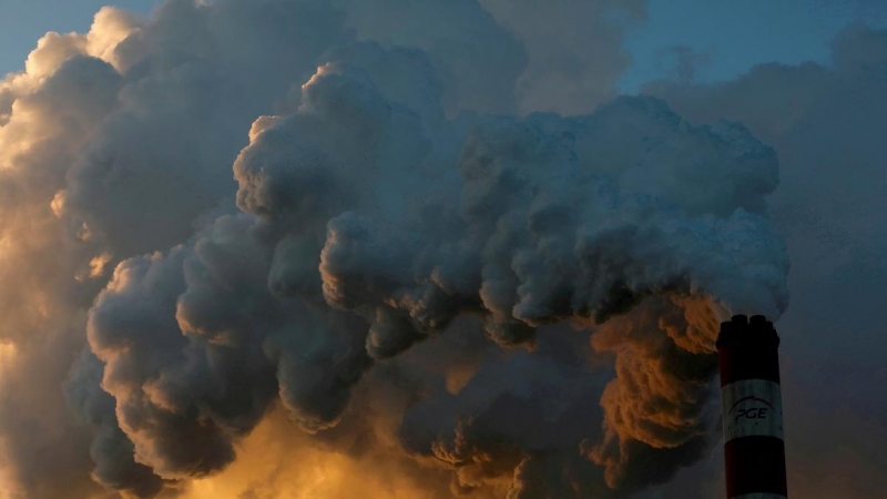 El humo brota por una de las chimeneas de la central eléctrica de carbón de Bełchatów, Polonia.