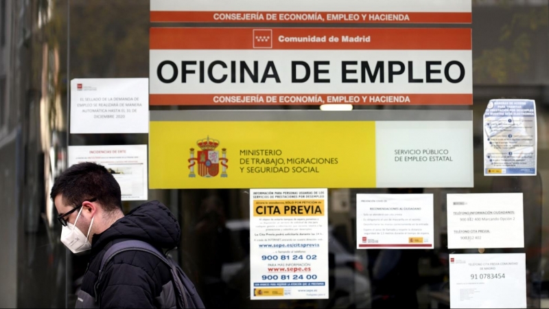 Un hombre pasa por la puerta de una oficina de empleo, SEPE (antiguo INEM) horas después de conocer los datos del paro de noviembre, en Madrid (España), a 2 de diciembre de 2020.