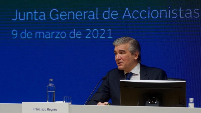 El presidente de Naturgy, Francisco Reynés (c.), durante la junta de accionistas de la energética.