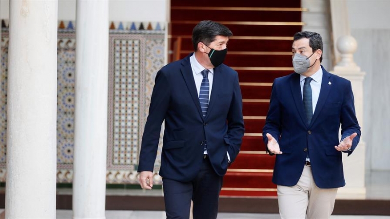 El presidente andaluz, Juanma Moreno, del PP, y el vicepresidente, Juan Marín (izq), de Ciudadanos, han comparecido juntos esta tarde en el patio del Parlamento andaluz, donde se celebra un pleno ordinario, exhibiendo la unidad del Ejecutivo de coalición