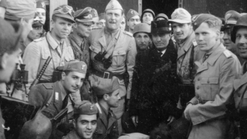 Mussolini con la unidad de paracaidistas de Student dirigidos por Otto Skorzeny (a la derecha del Duce).