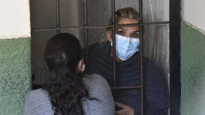 Jeanine Áñez se asoma desde las celdas de la Fuerza Especial de Lucha Contra el Crimen (FELCC) en La Paz (Bolivia)