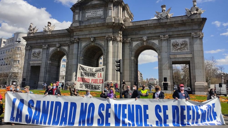 Protesta de la Marea Blanca de este domingo frente a la Puerta de Alcalá de Madrid.