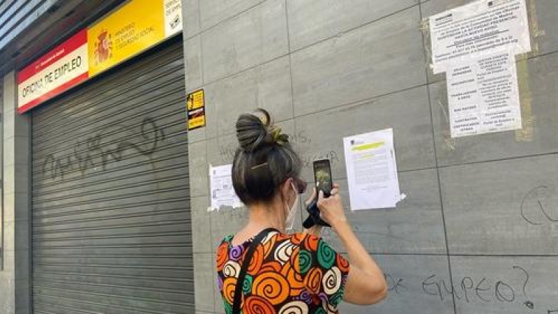 Una mujer delante de una oficina del SEPE. Eduardo Parra / Europa Press