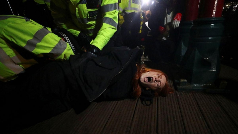 La policía detiene a Patsy Stevenson, el sábado, durante la vigilia en memoria de Sarah Everard en Londres.