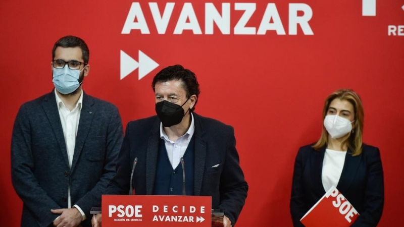 (I-d) El diputado del PSOE en la región Francisco Lucas; el portavoz de Ciudadanos en la Asamblea de Murcia, Juan José Molina, y la diputada socialista María del Carmen Fernández, durante una rueda de prensa tras una reunión entre los dos partidos para p