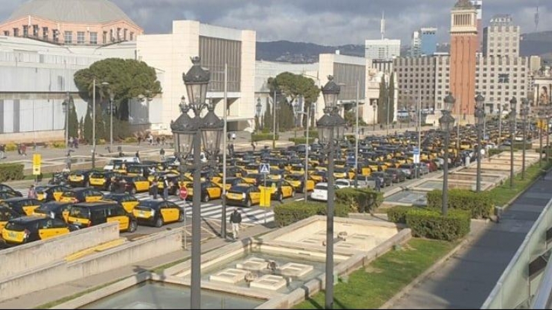 Centenars de taxis en la marxa lenta convocada per Élite Taxi contra el retorn d'Uber a Barcelona.