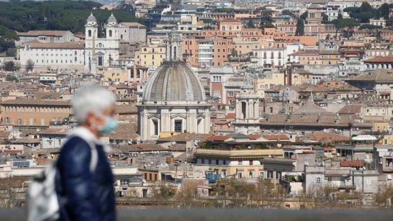 Foto de una mujer caminando por Roma en medio del brote de coronavirus. Mar 23, 2020. REUTERS/Remo Casilli