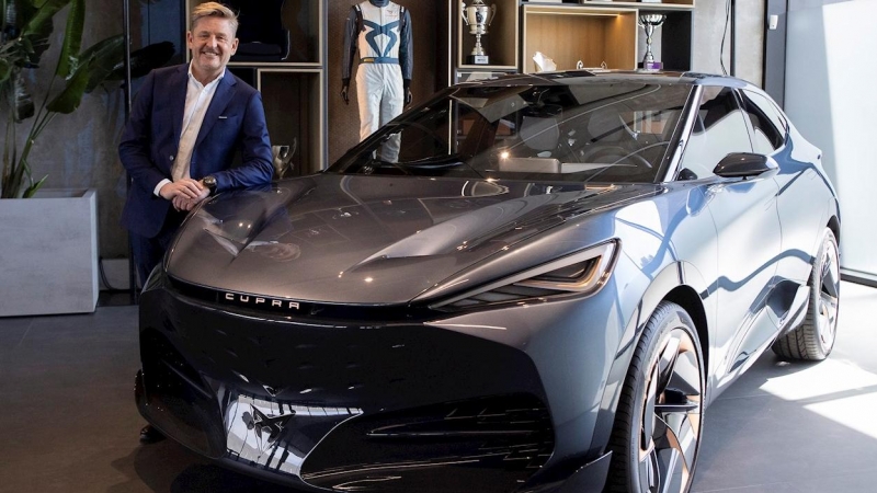 El presidente de Seat, Wayne Griffiths, posa con el prototipo del modelo eléctrico Cupra Tavasca, tras la rueda de prensa que ha ofrecido en la factoría de la compañía en Martorell (Barcelona) para presentar los resultados de la marca en 2020. EFE/Quique
