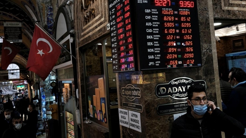 Un panel informativo muestra los tipos de cotización de las divisas, en una casa de cambio en Estambul. REUTERS/Murad Sezer