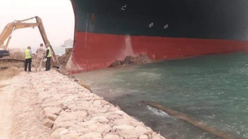 El buque portacontenedores que fue golpeado por una fuerte racha de viento y encalló en el Canal de Suez.