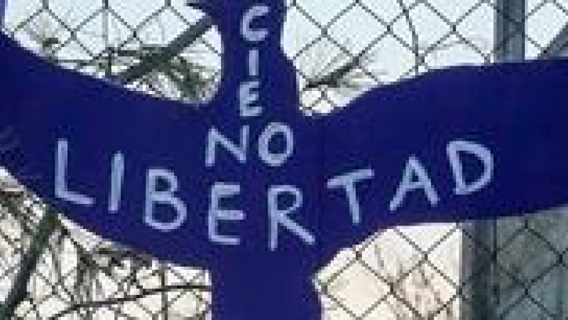 Un cartel con forma de paloma en el que se lee: `Cie´s no libertad´durante una marcha y batukada feminista en el CIE de Aluche, en Madrid (España), a 5 de marzo de 2021.