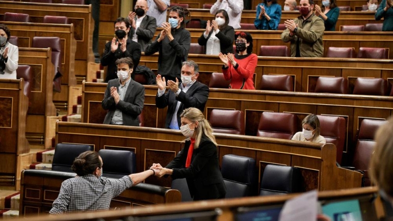 El vicepresidente segundo del Gobierno, Pablo Iglesias, se despide del Congreso con un afectuoso saludo a la ministra Yolanda Díaz, visiblemente emocionada.