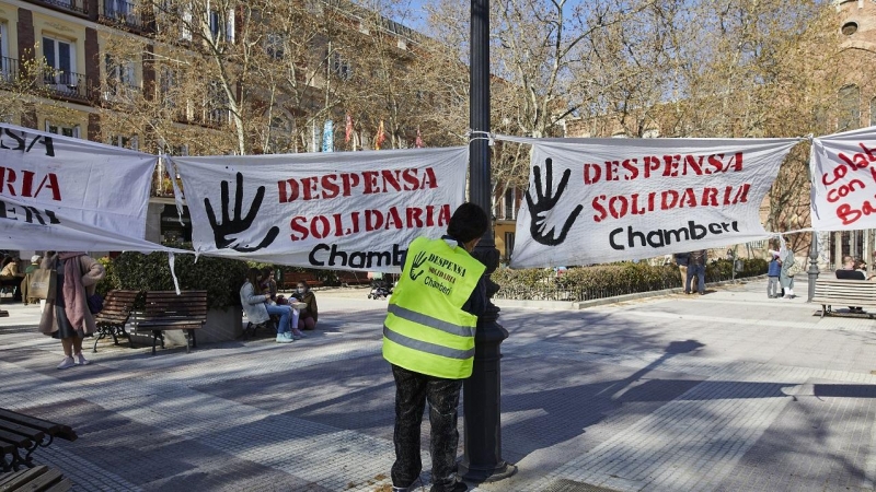 Una persona de la Despensa Solidaria de Chamberí durante la concentración y reparto de alimentos a familias vulnerables en la Plaza de Chamberí