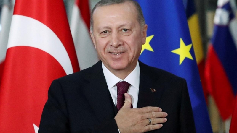El presidente de Turquía, Tayyip Erdogan, en una foto de marzo de 2020 en Bruselas, donde se reunión con el presidente del Consejo Europeo,  Charles Michel. REUTERS/Yves Herman