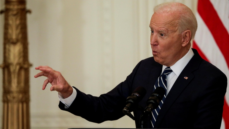 El presidente de Estados Unidos, Joe Biden, responde preguntas mientras realiza su primera conferencia de prensa formal en el Salón Este de la Casa Blanca, en Washington. - Reuters