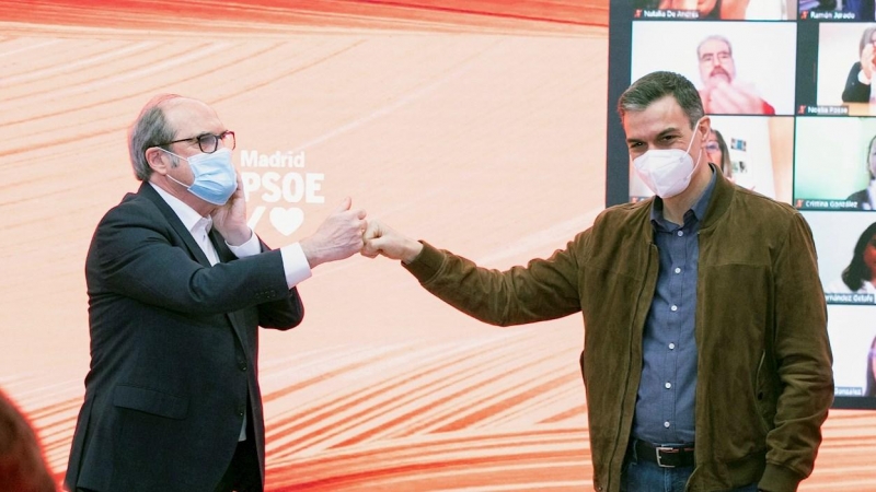 El presidente del Gobierno, Pedro Sánchez (d), choca el puño con el candidato del PSOE a la Comunidad de Madrid, Ángel Gabilondo