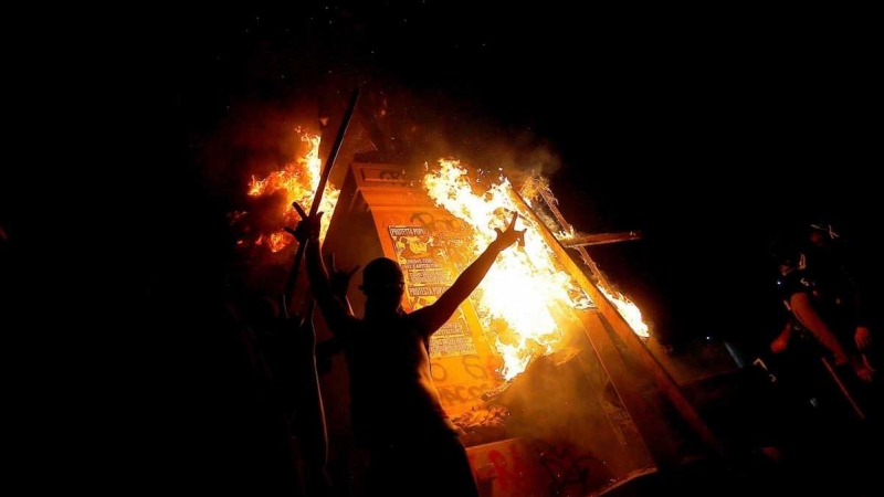 La estatua del general Manuel Baquedano arde durante una protesta contra Piñera el 6 de marzo. EFE/