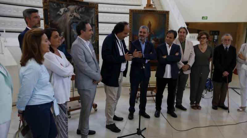 La comitiva municipal que ha presentat les obres de la col·lecció de Julio Muñoz Ramonet recuperades per l'Ajuntament de Barcelona. 30 de juny de 2017.