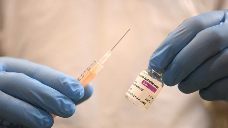Imagen de archivo de un sanitario sujetando la vacuna de AstraZeneca. - EFE