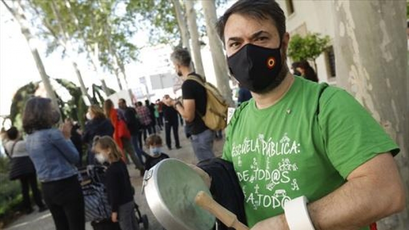 03/04/2021. Un hombre participa en la concentración de la Marea Verde en Murcia. - Europa Press