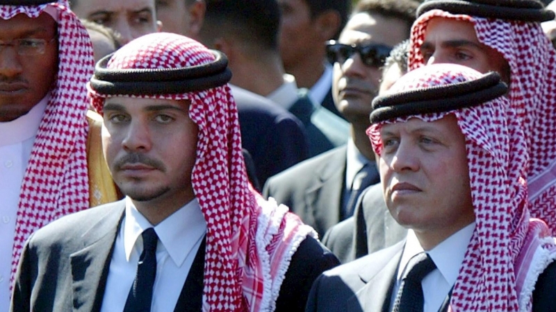 El ex príncipe heredero de Jordania Hamzah bin Al Hussein (izquierda) con su medio hermano el rey Abullah de Jordania (derecha) mientras caminan juntos en la procesión fúnebre del presidente palestino Yasser Arafat en El Cairo, Egipto, el 12 de noviembre