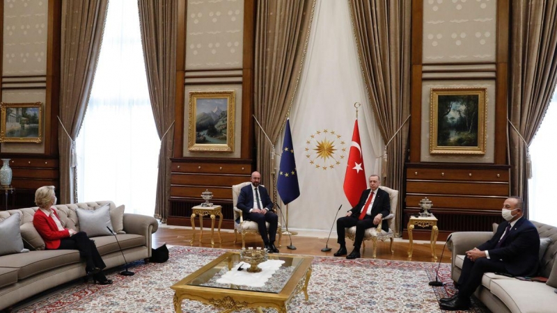 Ursula Von der Leyen (I), presidenta de la Comisión Europea; Charles Michel, presidente del Consejo Europeo; Recep Tayyip Erdogan (D), presidente de Turquía.