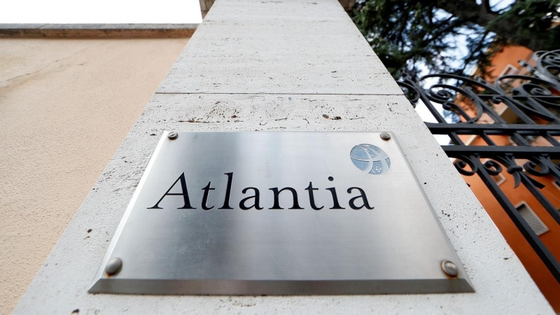 El logo del grupo Atlantia, en el exterior de su sede en Roma. REUTERS/Alessandro Bianchi