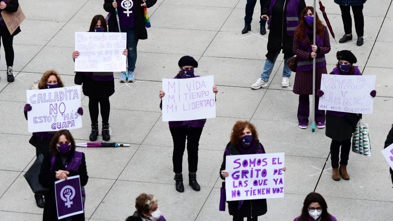 Varias mujeres participan en una concentración feminista convocada por la Comisión 8M en Santander