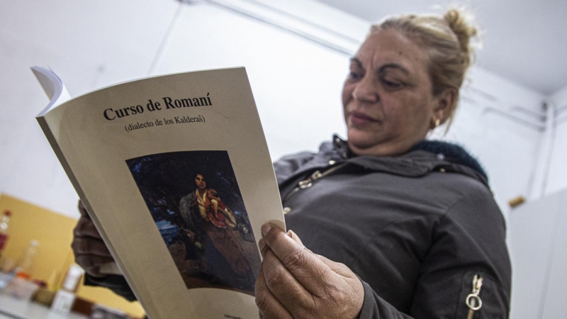 NO SE PUEDE UTILIZAr COMO FOTO DE ArCHIVO. Mercedes Gómez, coordinadora de Lachó Baji Cali, amb un llibre en romaní.