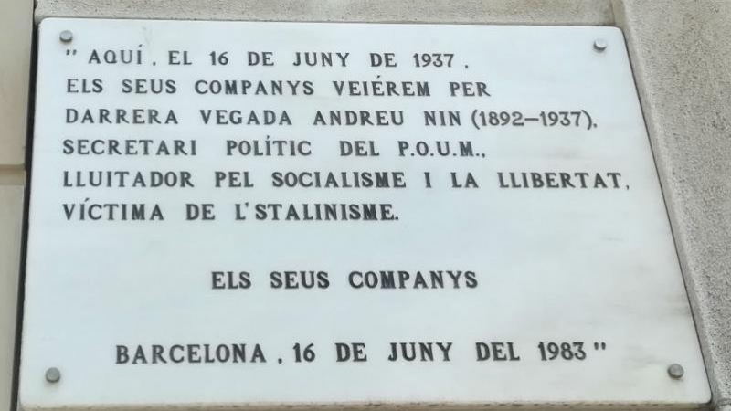 La placa destinada a recordar Andreu Nini i a denunciar el seu assassinat per l'estalinisme.
