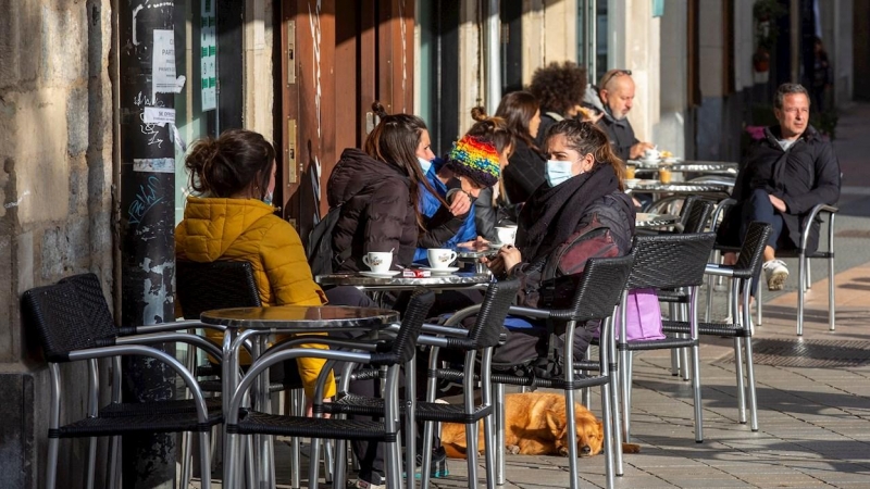 Clientes toman café en la terraza de un bar de Vitoria.