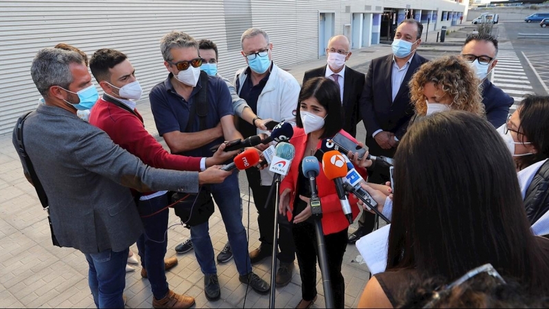 La ministra de Sanidad, Carolina Darias, atiende a los medios de comunicación tras asistir este lunes a la descarga de un nuevo envío de vacunas contra la covid-19 de Pfizer/BioNTec en el aeropuerto de Gran Canaria.