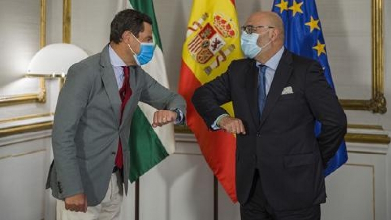 El presidente de la Junta de Andalucía, Juanma Moreno (i), durante la reunión con el portavoz del grupo parlamentario Vox, Alejandro Hernández (d). En Sevilla (Andalucía, España), a 02 de septiembre de 2020.