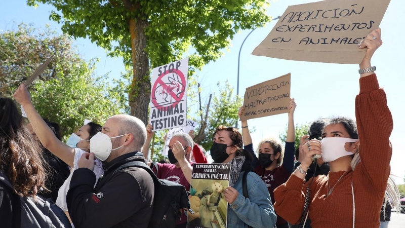 Varias personas protestan frente a las instalaciones del laboratorio Vivotecnia, a 12 de abril de 2021, en Tres Cantos, Madrid (España)