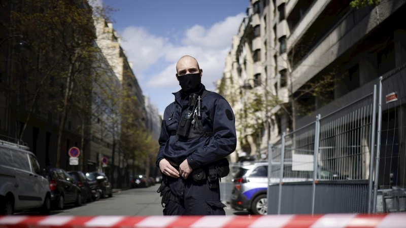 Un agente de la Policía francesa acordona una calle cerca del hospital Henri Dunant en París, Francia