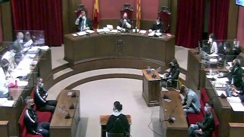 La sala durant el judici contra quatre acusats d'una violació múltiple a Sabadell, el 6 d'abril de 2021.