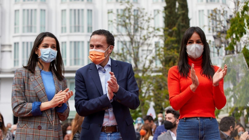 La presidenta de Ciudadanos, Inés Arrimadas, junto al portavoz y candidato de Cs a la Comunidad de Madrid, Edmundo Bal, y la vicealcaldesa Begoña Villacís.